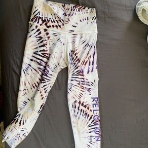 Peloton crop pants , perfect for summer ! Size M wear it with heart material
